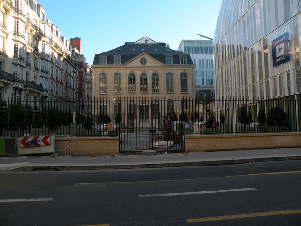  beau peti immeuble à côté du nouveau siège de la poste, rue de Sèvres